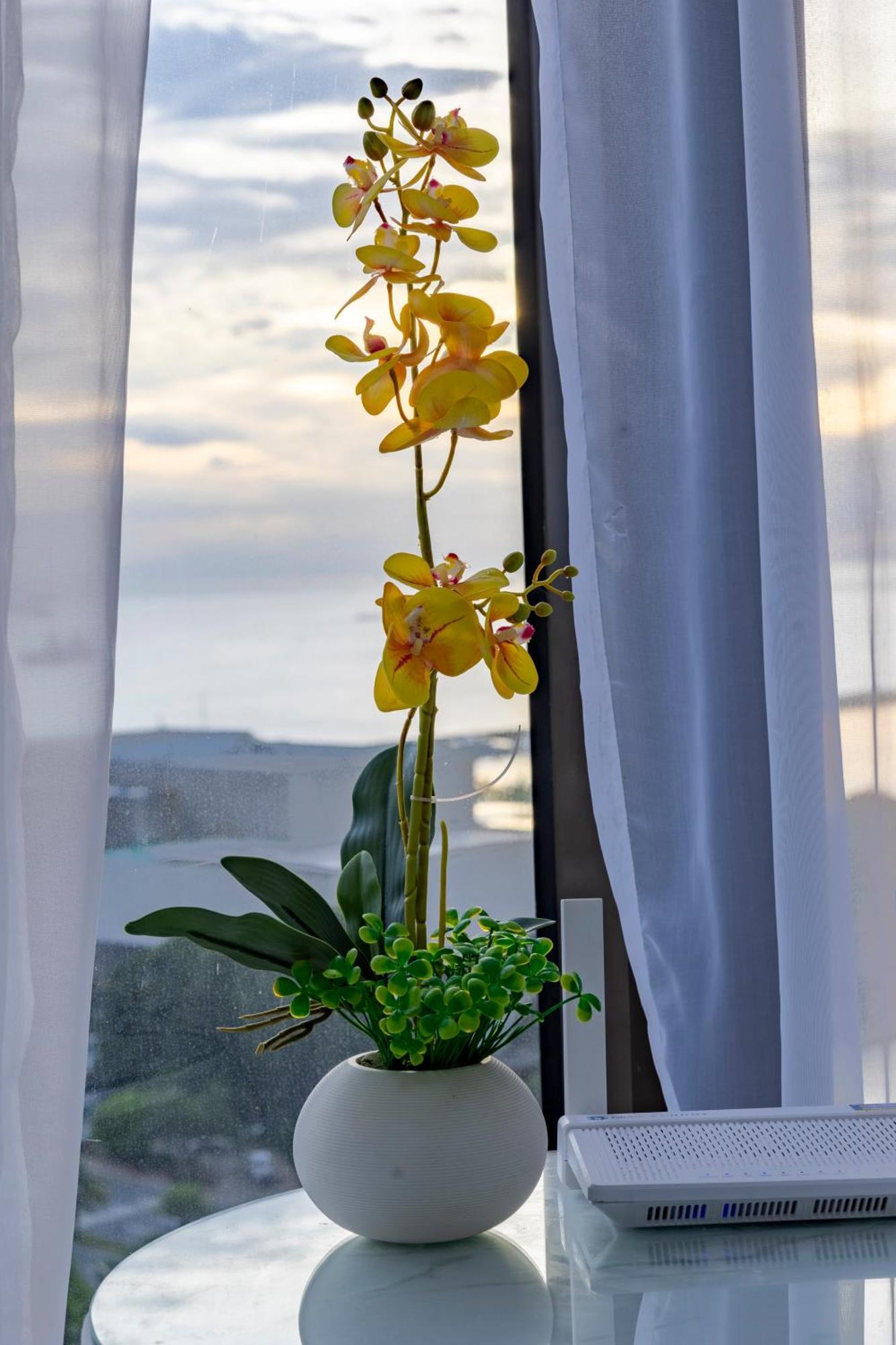 Aparthotel The Radiance Manila Bay Pasay Esterno foto